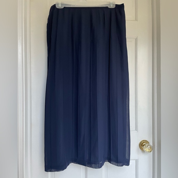 Norton McNaughton Dresses & Skirts - Classic navy blue skirt by Norton McNaughton Petite 16P